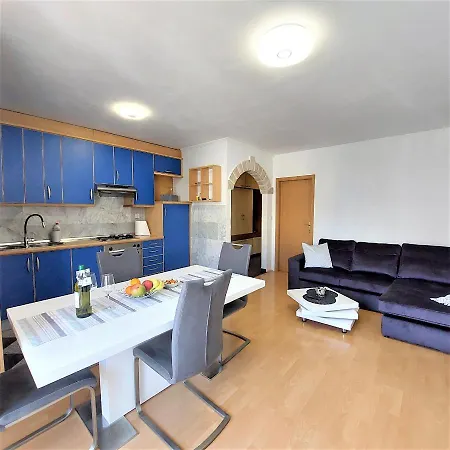 Dijana Apartment *